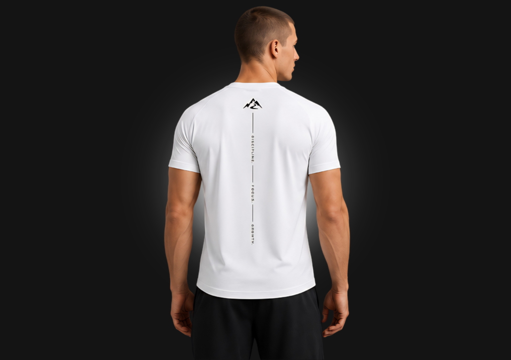 PATHMOTIVATION Performance T-Shirt Bundle, Shirt in Weiß am Model, Rückenansicht mit vertikalem Print DISCIPLINE FOCUS GROWTH