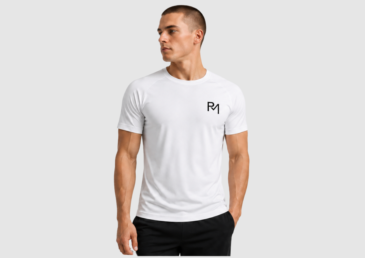 PATHMOTIVATION Performance T-Shirt Bundle, Shirt in Weiß am Model, Vorderansicht mit PM-Logo