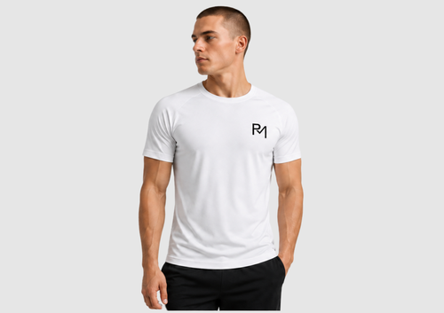 PATHMOTIVATION Performance T-Shirt Bundle, Shirt in Weiß am Model, Vorderansicht mit PM-Logo