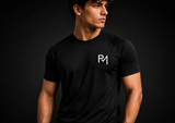 PATHMOTIVATION Performance T-Shirt Bundle, Shirt in Schwarz am Model, Vorderansicht mit PM-Logo