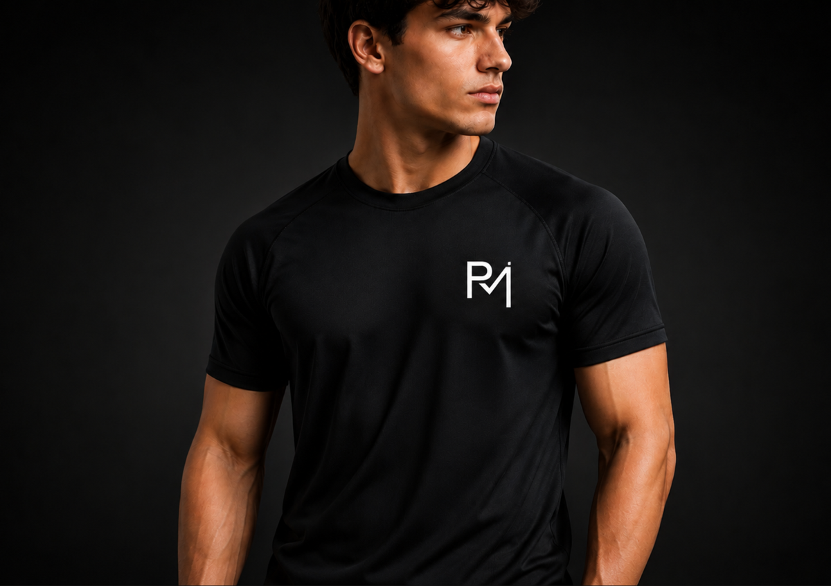 PATHMOTIVATION Performance T-Shirt Bundle, Shirt in Schwarz am Model, Vorderansicht mit PM-Logo